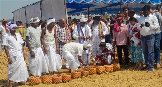 Khabar Odisha:Union-Minister-Dharmendra-Pradhan-give-akhimuthi-on-the-occasion-of-Akshay-Tritiya