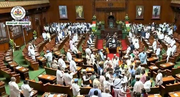 Khabar Odisha:Uproar-in-Karnataka-Governor-angry-after-anti-Centre-speech-leaves-home-after-reciting-two-lines