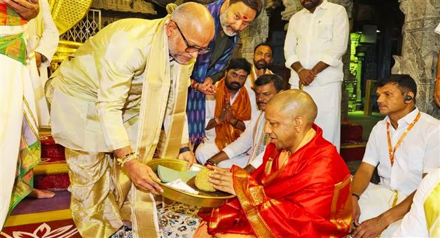 Khabar Odisha:Uttar-Pradesh-CM-Yogi-Adityanath-offers-prayers-in-Tirupati
