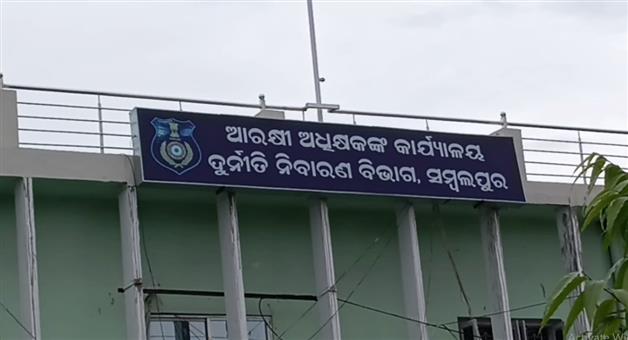 Khabar Odisha:Veterinary-officer-caught-taking-Rs-5000-bribe