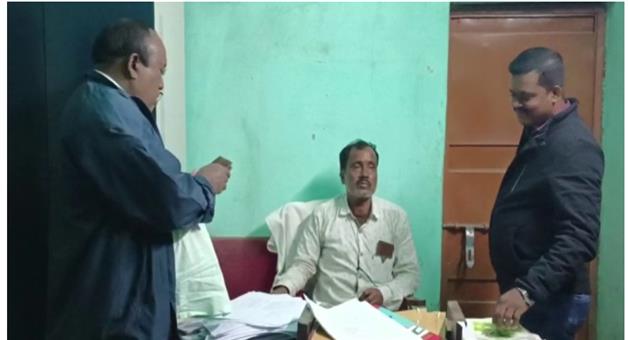 Khabar Odisha:Vigilance-arrested-forest-land-distribution-assistant-while-accepting-bribe-of-6-thousand-rupees