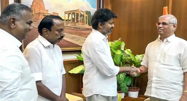 Khabar Odisha:Vijay-reaches-Lok-Bhavan-again-tells-Governor---ready-for-floor-test
