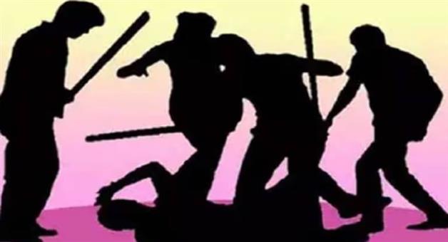 Khabar Odisha:Villagers-beat-up-math-teacher-for-misbehaving-with-student