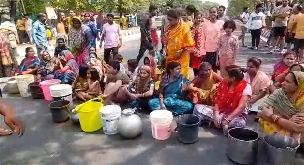 Khabar Odisha:Villagers-blocked-the-road-for-water