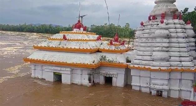 Khabar Odisha:Water-levels-of-all-rivers-are-rising-Second-floodwaters-reach-Maa-Bhattaraikas-temple