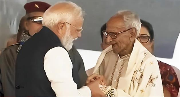 Khabar Odisha:Who-is-this-Makhanlal-government-PM-Modi-touched-Shuvendas-feet-and-took-blessings