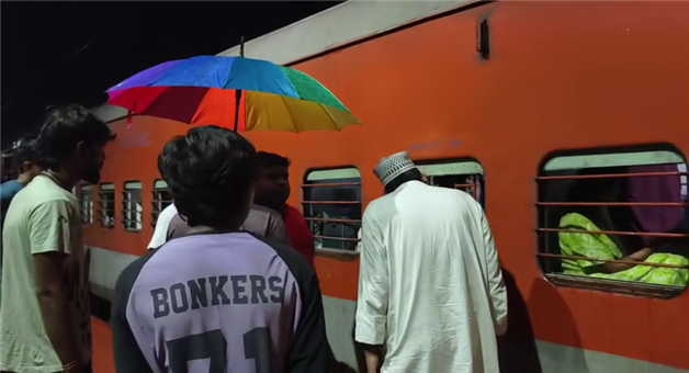 Khabar Odisha:Woman-gives-birth-on-moving-train-train-halted-for-30-minutes