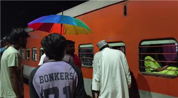 Khabar Odisha:Woman-gives-birth-on-moving-train-train-halted-for-30-minutes
