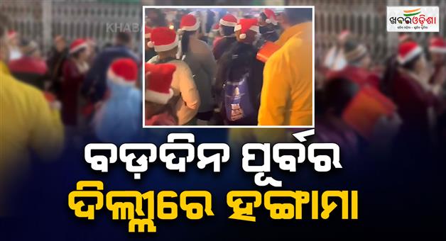 Khabar Odisha:Women-wearing-santa-claus-caps-were-forced-to-leave-market