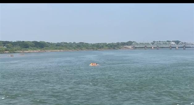 Khabar Odisha:Young-woman-jumps-into-Mahanadi-from-Jobra-Barrage