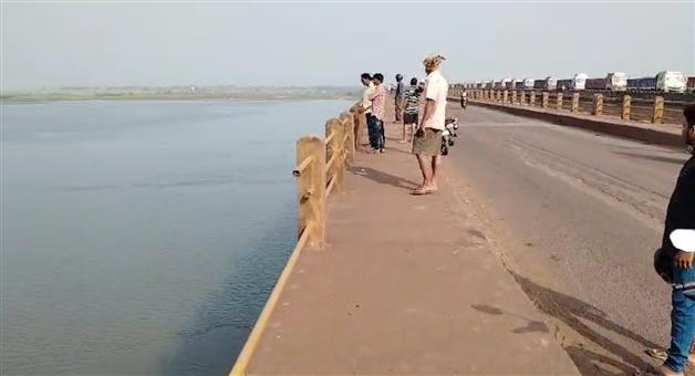 Khabar Odisha:Youth-Goes-Missing-After-Jumping-into-Mahanadi-River-from-Bhutamundai-Bridge-in-Paradip