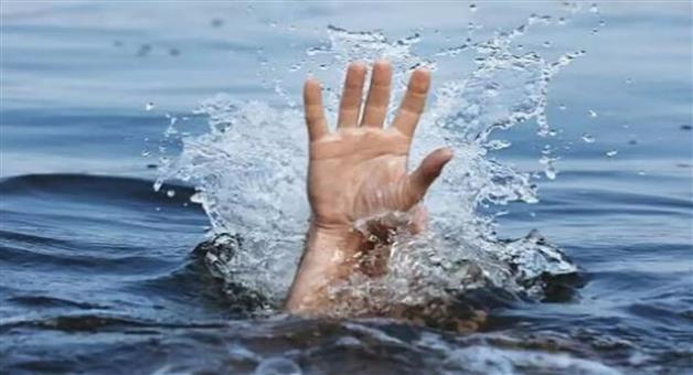 Khabar Odisha:Youth-jumps-into-Mahanadi-River-Fire-Services-personnel-conducting-search-operation