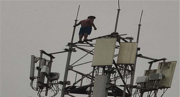 Khabar Odisha:Youth-threatens-to-end-his-life-after-climbing-a-mobile-tower