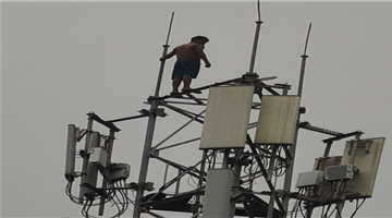 Khabar Odisha:Youth-threatens-to-end-his-life-after-climbing-a-mobile-tower