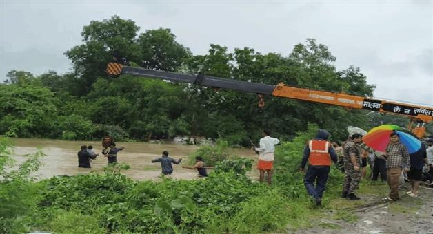 Khabar Odisha:a-car-swept-away-in-heavy-rain-water-in-rajgarh-district-of-mp
