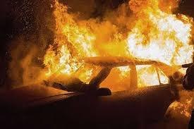 Khabar Odisha:a-car-was-set-on-fire-and-burned-on-the-roadside