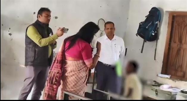 Khabar Odisha:action-taken-in-case-of-tying-legs-of-student-headmaster-and-assistant-teacher-suspended