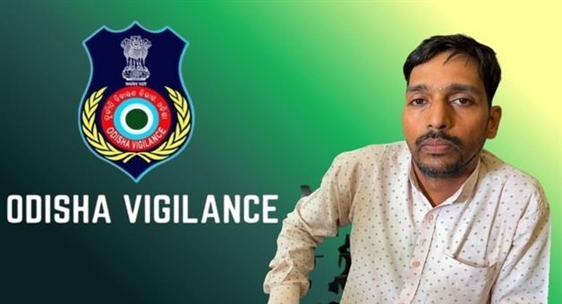 Khabar Odisha:adeo-caught-taking-rs-4k-bribe-in-nayagada-to-release-pmay-g-bonus
