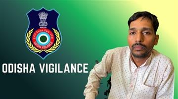 Khabar Odisha:adeo-caught-taking-rs-4k-bribe-in-nayagada-to-release-pmay-g-bonus