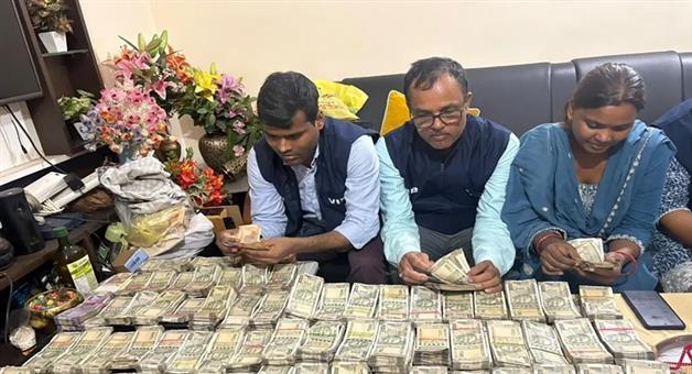 Khabar Odisha:adm-husband-sub-registrar-wife-cash-bundles-luxury-watches-raid-patna