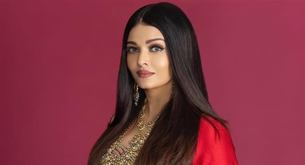 Khabar Odisha:aishwarya-rai-visit-gsb-ganpati-pandal-with-daughter-aaradhya-bachchan-their-simple-suit-look-grabs-attention