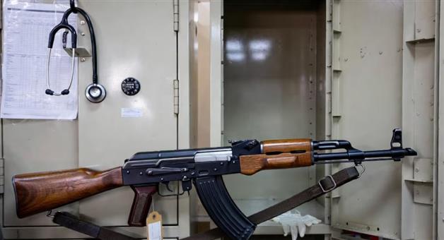 Khabar Odisha:ak-47-rifle-seized-from-a-doctors-locker