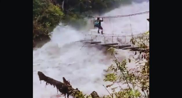 Khabar Odisha:arunachal-pradesh-flood-kiren-rijiju-shared-a-video-a-man-crossing-a-hanging-bridge-dangerous