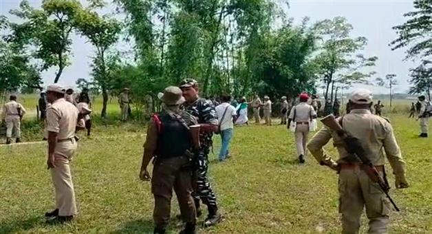 Khabar Odisha:at-least-8-injured-after-a-man-firing-at-assam-arunachal-pradesh-border