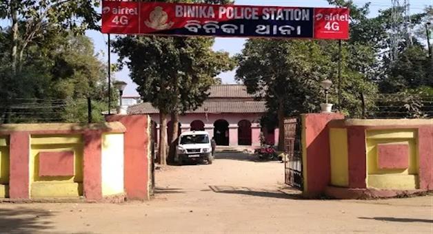 Khabar Odisha:attack-on-police-team-at-binika