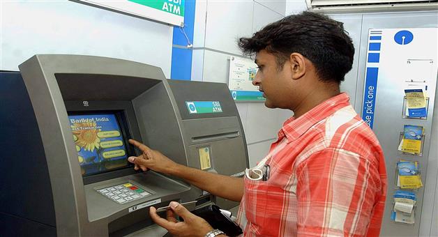 Khabar Odisha:axis-bank-atm-free-hike-on-transactions