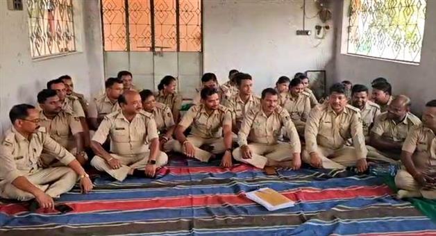 Khabar Odisha:bargarh-forest-employees-protest-alleged-harassment-by-dfo-refuse-to-resume-duty