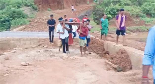 Khabar Odisha:bed-is-the-support-system-of-pregnent-woman-in-perguniapada