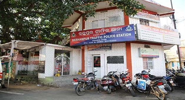 Khabar Odisha:berhampur-woman-traffic-police-assaulted-by-two-young-men