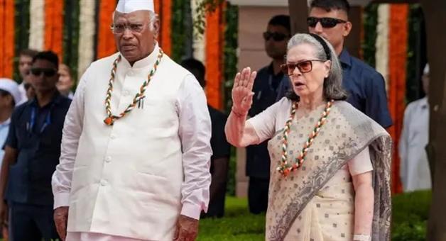 Khabar Odisha:bjp-files-fir-against-sonia-gandhi-for-disrespecting-national-song