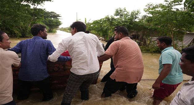 Khabar Odisha:boat-mishap-while-education-minister-visiting-flood-area