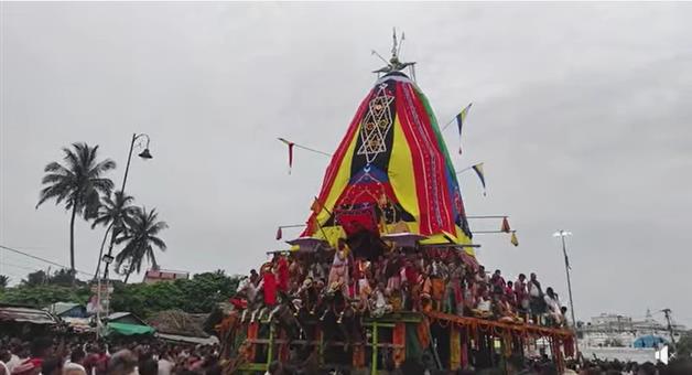 Khabar Odisha:brahmataladhwaj-rath-has-stopped-on-the-road