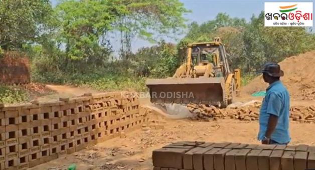 Khabar Odisha:bricks-contruction-owner-creats-drama-during-raid