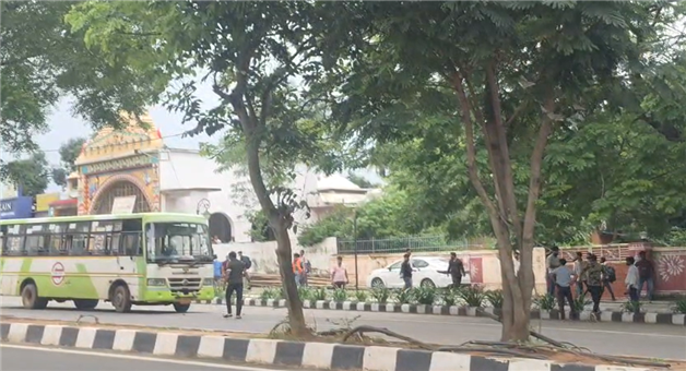 Khabar Odisha:bulldozer-action-on-online-auto-stand-at-master-canteen-square