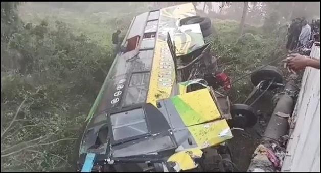 Khabar Odisha:bus-falls-off-bridge-many-passengers-seriously-injured