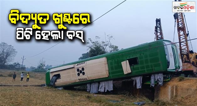 Khabar Odisha:bus-turned-over-after-hitting-an-electric-pole-at-banai