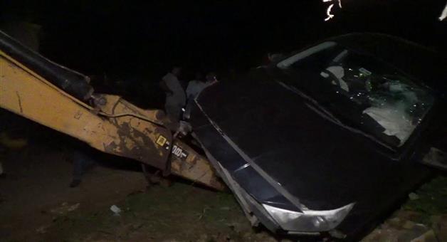 Khabar Odisha:car-flies-10-feet-then-gets-stuck-on-jcb-3-youths-survive