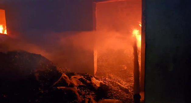 Khabar Odisha:cashew-processing-factory-catches-fire-suspected-to-have-been-caused-by-a-short-circuit