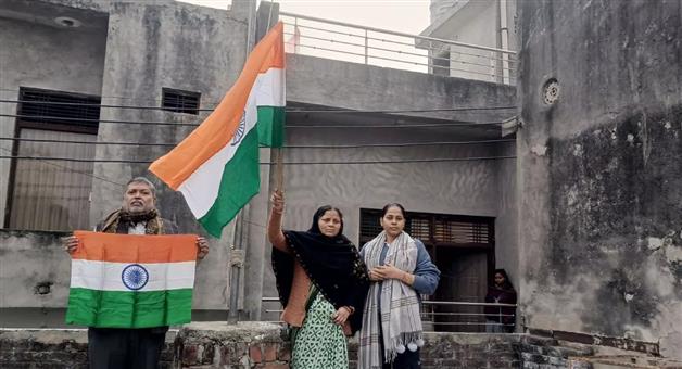 Khabar Odisha:chandan-gupta-family-fies-tricolour-flag-after-court-verdict