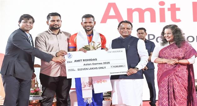 Khabar Odisha:chief-minister-felicitates-gold-winning-hockey-team-in-bhubaneswar-kalinga-stadium