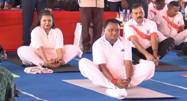 Khabar Odisha:chief-minister-performs-yoga-on-yoga-day