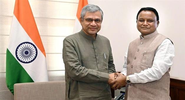 Khabar Odisha:cm-majhi-meets-union-minister-vaishnaw-discusses-railway-projects-connectivity