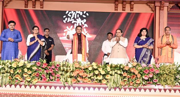 Khabar Odisha:cm-mohan-majhi-gives-smart-phone-to-anganwadi-employees