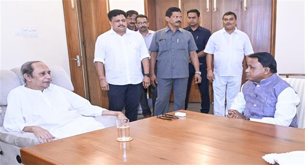 Khabar Odisha:cm-mohan-majhi-meets-naveen-patnaik-at-naveen-niwas