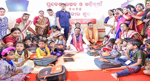 Khabar Odisha:cm-mohan-majhi-performs-khadi-chuan-with-kids