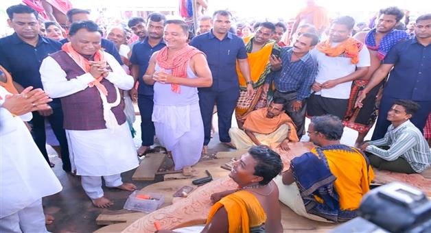 Khabar Odisha:cm-reviews-the-chariot-preparation-work